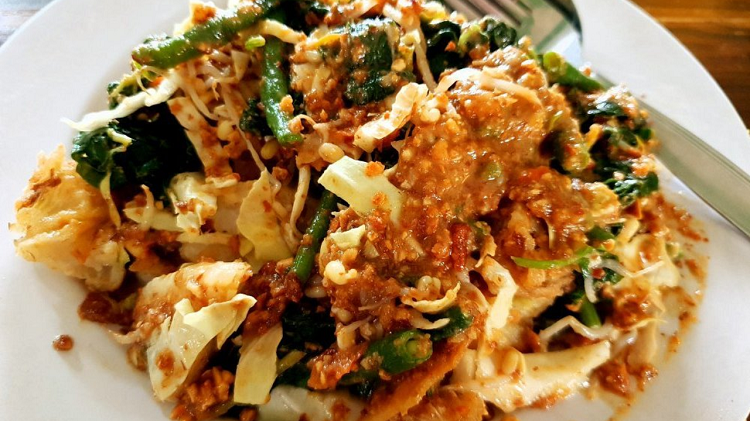 Rasa Legenda: Warung Lotek Bu Rum yang Menghangatkan Jiwa Cilacap